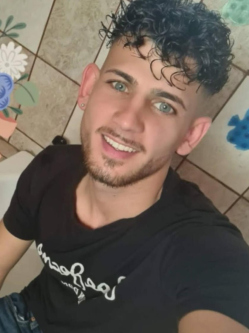 Erik, 28 �ves beretty��jfalui t�rskeres� f�rfi