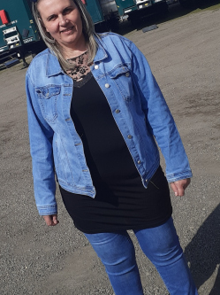 �gnes, 46 �ves t�rskeres� n�, Kaskanty�