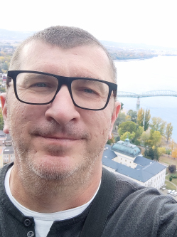 S�ndor, 49 �ves t�rskeres� f�rfi, N�dudvar