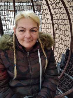 Anik�, 52 �ves t�rskeres� n�, V�c