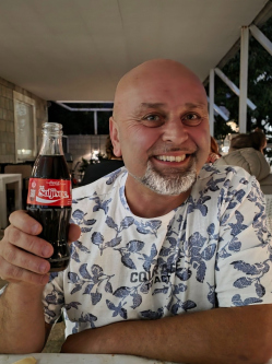 Klaudiusz, 51 �ves szerbiai t�rskeres� f�rfi