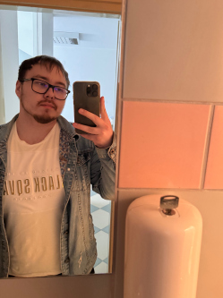 Alex, 26 �ves �csi t�rskeres� f�rfi