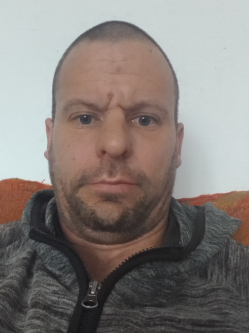 Feri, 42 �ves t�rskeres� f�rfi, Kom�rom