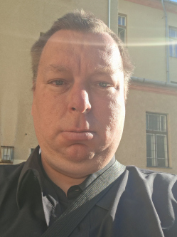 J�zsef, 46 �ves t�rskeres� f�rfi, Gyula