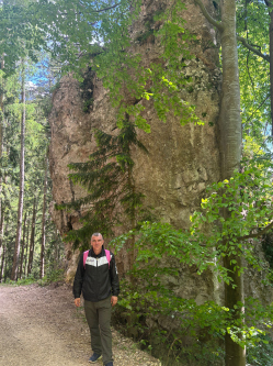 D�niel, 45 �ves t�rskeres� f�rfi, Bak