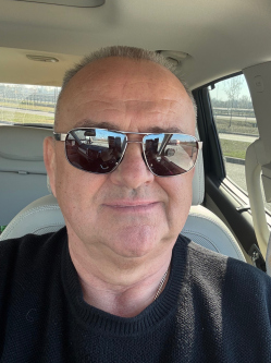 J�nos, 62 �ves t�rskeres� f�rfi, Szolnok