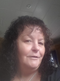 Bernadett, 57 �ves t�rskeres� n�, Szeksz�rd