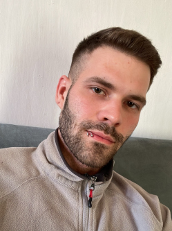 Valentin, 25 �ves t�rskeres� f�rfi, P�pa