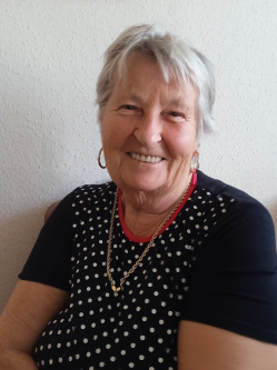 Jolika, 76 �ves t�rskeres� n�, Pilis