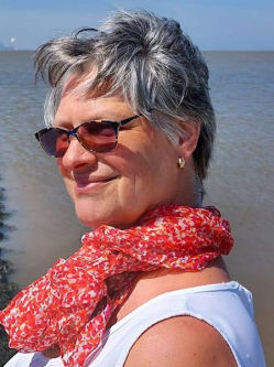 Jol�n, 55 �ves t�rskeres� n�, Kecskem�t