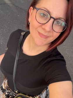 Laura, 42 �ves t�rskeres� n�, Veszpr�m