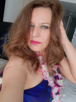 Hajnalka, 52 �ves t�rskeres� n�, V�rpalota