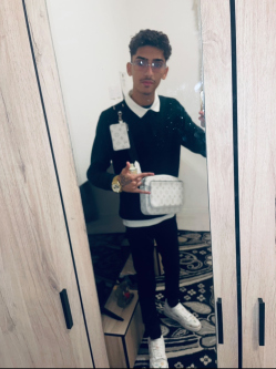 Kevin, 20 �ves t�rskeres� f�rfi, Bag