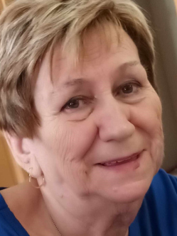 Erzsi, 79 �ves t�rskeres� n�, Duna�jv�ros