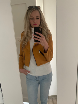 Loretta, 32 �ves t�rskeres� n�, Ny�regyh�za