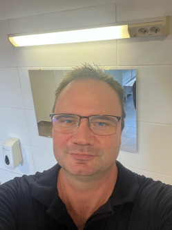 Attila, 45 �ves t�rskeres� f�rfi, Deszk