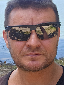 R�bert, 48 �ves t�rskeres� f�rfi, Cik�