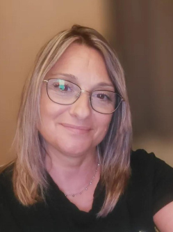 Hajnalka, 51 �ves t�rskeres� n�, Salg�tarj�n