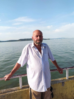 Ambri, 62 �ves t�rskeres� f�rfi, Igal