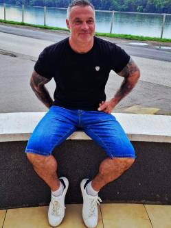 J�nos, 51 �ves t�rskeres� f�rfi, Ver�ce