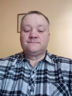Iv�n, 46 �ves t�rskeres� f�rfi, Gy�ngy�s