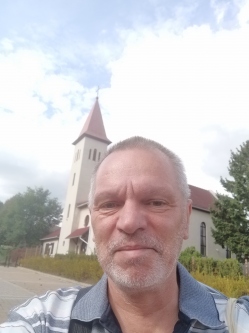 Sanyi, 63 �ves t�rskeres� f�rfi, Erd�kertes