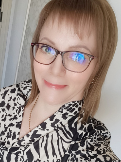 Henrietta, 49 �ves t�rskeres� n�, Ajka