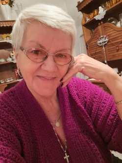 M�ria, 72 �ves t�rskeres� n�, Domb�v�r