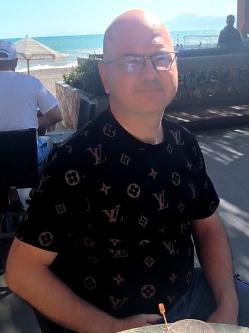 Zolt�n, 46 �ves t�rskeres� f�rfi, Gyula