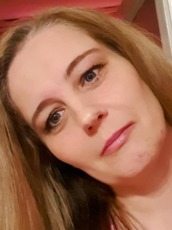 Nikol, 43 �ves tatab�nyai t�rskeres� n�