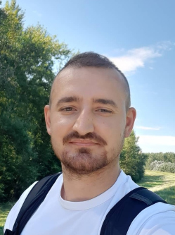 Tibi, 34 �ves t�rskeres� f�rfi, L�b�ny