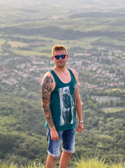 Satya, 26 �ves t�rskeres� f�rfi, Domoszl�