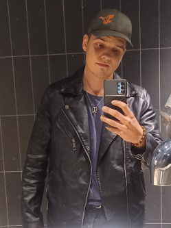 Peti, 22 �ves t�rskeres� f�rfi, Bikal