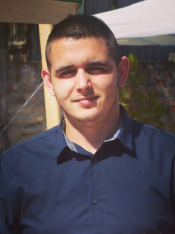 Robi, 30 �ves t�rskeres� f�rfi, Mak�