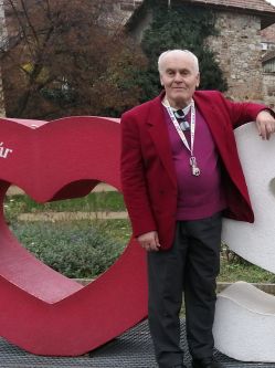 L�SZL�, 71 �ves t�rskeres� f�rfi, Hah�t
