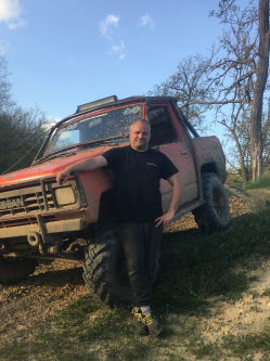 J�nos, 41 �ves t�rskeres� f�rfi, Kar�d
