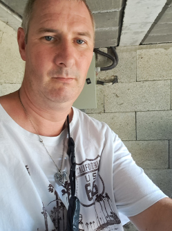 Bertold, 45 �ves tatab�nyai t�rskeres� f�rfi