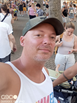 Zoli, 44 �ves dukai t�rskeres� f�rfi