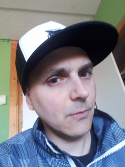 Adri�n, 38 �ves t�rskeres� f�rfi, Dunavars�ny