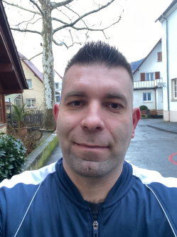 Viktor, 35 �ves t�rskeres� f�rfi, J�szals�szentgy�rgy