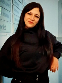 Alexa, 32 �ves t�rskeres� n�, J�sz�roksz�ll�s