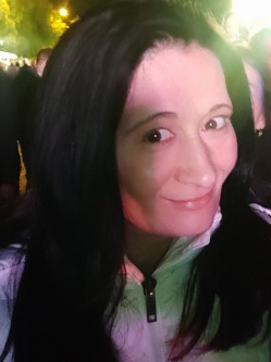 Bea, 43 �ves t�rskeres� n�, Mez�t�r