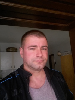 D�nes, 52 �ves P�zm�ndfalu-i t�rskeres� f�rfi