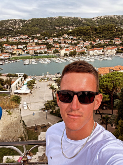 Martin, 25 �ves t�rskeres� f�rfi, S�rv�r