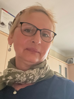 Szilvia, 53 �ves t�rskeres� n�, �rd