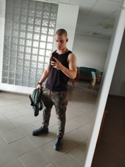 D�vid, 20 �ves t�rskeres� f�rfi, Tata